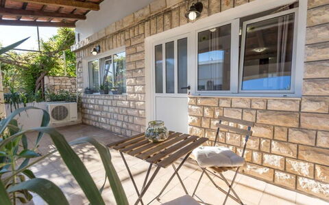 Appartamento Nomads, Ac, Wifi Hvar: Porta, Brick, Shade, Sedia, Pianta Della Casa, Mobili Da Esterno, Vaso Di Fiori, Color Legno, Raccordo, Balcone