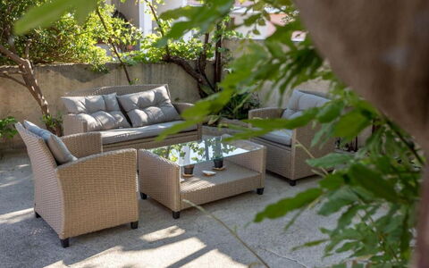 Appartamento Nomads, Ac, Wifi Hvar: Mobilia, Mobili Da Esterno, Sedia, Shade, Giardino, Tavolo Esterno, Terrazza, Tavolino Da Caffè, Di Vimini