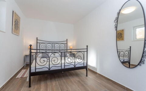 Appartamento Nomads, Ac, Wifi Hvar: Pavimentazione, Interior Design, Pavimento, Letto, Mobilia, Legna, Camera Da Letto, Camera, Soffitto, Illuminazione
