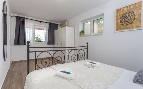 Appartamento Nomads, Ac, Wifi Hvar: Letto, Mobilia, Camera Da Letto, Interior Design, Bedding, Lenzuolo, Pavimento, Camera, Legna, Pavimentazione