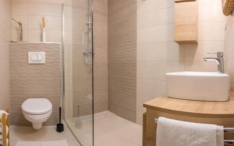 Appartamento Nomads, Ac, Wifi Hvar: Bagno, Pavimentazione, Interior Design, Idraulico Fixture, Pavimento, Parete, Lavandino Del Bagno, Gabinetto, Lavello, Toilet Seat