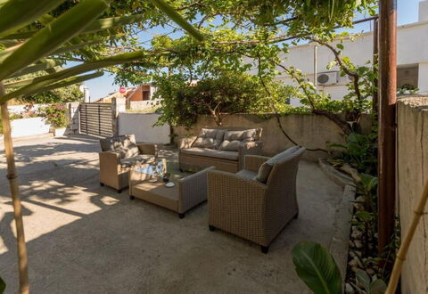 Appartamento Nomads, Ac, Wifi Hvar: Vaso Di Fiori, Mobilia, Mobili Da Esterno, Shade, Pianta Della Casa, Giardino, Sedia, Cortile, Cortile