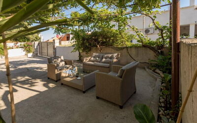 Appartamento Nomads, Ac, Wifi Hvar: Vaso Di Fiori, Mobilia, Mobili Da Esterno, Shade, Pianta Della Casa, Giardino, Sedia, Cortile, Cortile