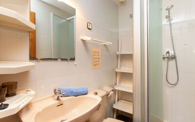 Club 750.3: Specchio, Idraulico Fixture, Rubinetto, Lavello, Lavandino Del Bagno, Costruzione, Proprietà, Bagno, Soffione Doccia, Viola