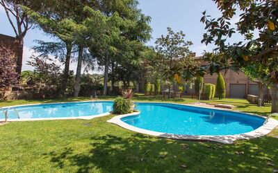 Calonge 750: Acqua, Pianta, Proprietà, Cielo, Piscina, Azzurro, Shade, Albero, Architettura, Erba