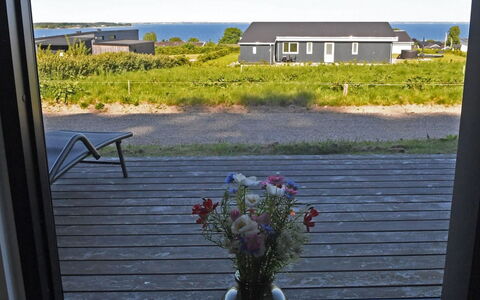 Hildegunda - 600M from the Sea: Tetto, Casa, Casa, Villetta, Porta, Raccordo, Deck, Portico, Plank, Latifoglie