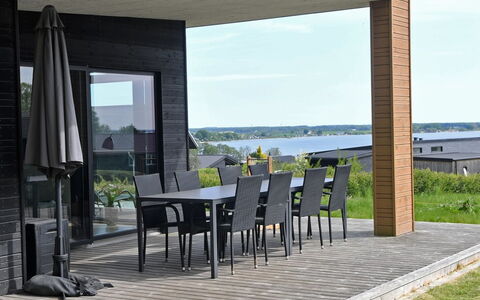 Hildegunda - 600M from the Sea: Tetto, Casa, Casa, Villetta, Porta, Raccordo, Deck, Portico, Plank, Latifoglie