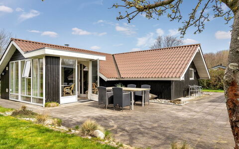 Magnus - 250M to the Fjord: Estate, Shade, Driveway, Agriturismo