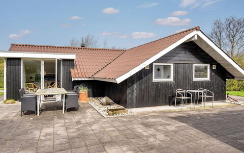 Magnus - 250M to the Fjord: Estate, Shade, Driveway, Agriturismo