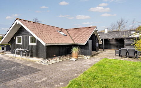 Magnus - 250M to the Fjord: Estate, Shade, Driveway, Agriturismo