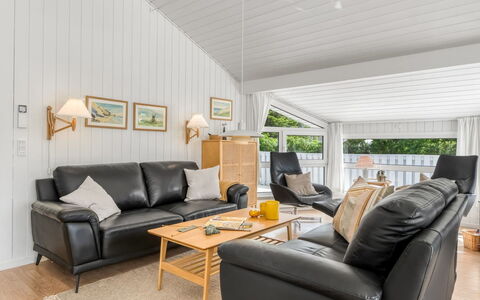Henri - 1.2Km from the Sea: Interior Design, Legna, Divano, Soffitto, Pavimentazione, Pavimento, Mobilia, Pavimento In Legno, Soggiorno