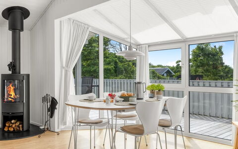 Henri - 1.2Km from the Sea: Mobilia, Interior Design, Legna, Pavimentazione, Pavimento, Cucina & Sala Da Pranzo Tavolo, Sedia, Vaso Di Fiori, Sala Da Pranzo, Soffitto