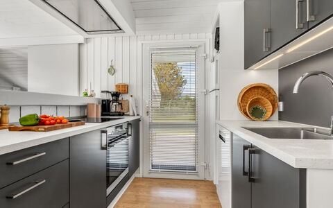 Henri - 1.2Km from the Sea: Elettrodomestico Da Cucina, Cucina, Controsoffitto, Apparecchio Major, Elettrodomestico, Cabinetry, Interior Design, Pavimentazione, Legna, Mobilia