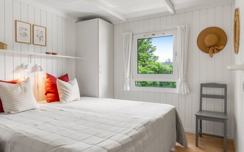 Henri - 1.2Km from the Sea: Camera Da Letto, Legna, Letto, Interior Design, Pavimentazione, Mobilia, Pavimento, Lenzuolo, Bedding, Soffitto