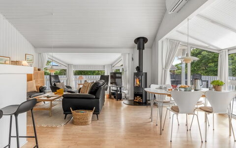 Henri - 1.2Km from the Sea: Legna, Pavimentazione, Interior Design, Pavimento, Pavimento In Legno, Mobilia, Soffitto, Soggiorno, Sedia, Latifoglie