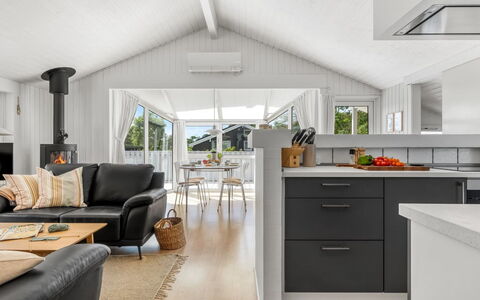 Henri - 1.2Km from the Sea: Pavimentazione, Interior Design, Legna, Mobilia, Soffitto, Pavimento, Cucina, Pavimento In Legno, Divano, Sedia