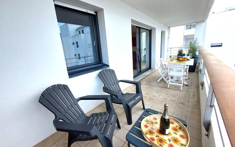 T2 avec Balcon,Calme et Près du Port: Appartamento, Pavimento, Mobilia, Sedia, Balcone, Condominio, Cucina & Sala Da Pranzo Tavolo, Color Legno, Hotel, Tavolino Da Caffè