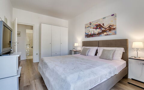 Villa Nika: Mobilia, Letto, Interior Design, Pavimentazione, Pavimento, Camera Da Letto, Camera, Legna, Soffitto, Lenzuolo