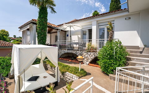 Villa Nika: Zona Residenziale, Casa, Casa, Portico, Balcone, Ricorrere, Estate, Shade, Eco Hotel, Hacienda