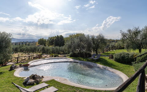 Villa L'elsa Beautiful Country Home With View: Piscina, Giochi D'Acqua, Giardino, Riflessione, Landscaping, Stagno, Mobili Da Esterno, Ricorrere, Backyard, Hacienda