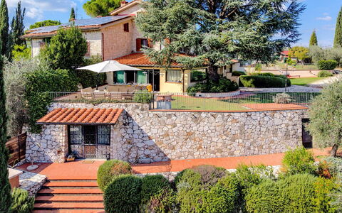 Villa Elsa di Bibbiano Pool, Sauna and View: Arbusto, Facciata, Architettura, Casa, Zona Residenziale, Casa, Giardino, Estate, Hacienda, Villa