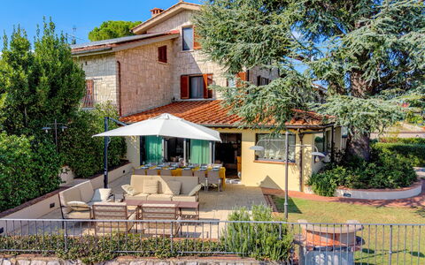 Villa Elsa di Bibbiano Pool, Sauna and View: Costruzione, Casa, Zona Residenziale, Casa, Facciata, Arbusto, Architettura, Tetto, Lotto, Estate