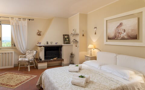 Villa L'elsa Beautiful Country Home With View: Mobilia, Interior Design, Letto, Parete, Camera Da Letto, Pavimentazione, Pavimento, Biancheria, Soffitto, Lenzuolo