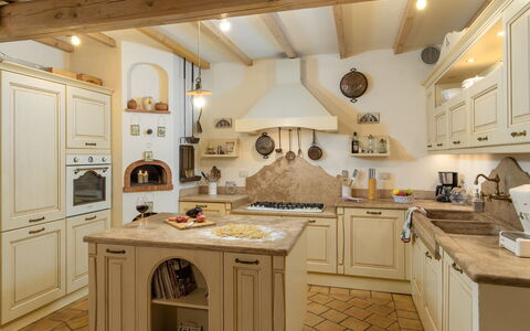 Villa L'elsa Beautiful Country Home With View: Cucina, Mobilia, Interior Design, Pavimentazione, Cabinetry, Controsoffitto, Casa, Pavimento, Soffitto, Credenza