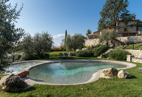 Villa L'elsa Beautiful Country Home With View: Giardino, Giochi D'Acqua, Piscina, Backyard, Landscaping, Stagno, Cortile, Flagstone, Mobili Da Esterno, Villa