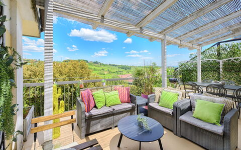 Casamia Tuscan Oasis: 4Br Panoramic Penthouse, Sky: Mobilia, Mobili Da Esterno, Sedia, Tavolo, Portico, Tavolo Esterno, Eco Hotel, Shade, Giardino, Balcone
