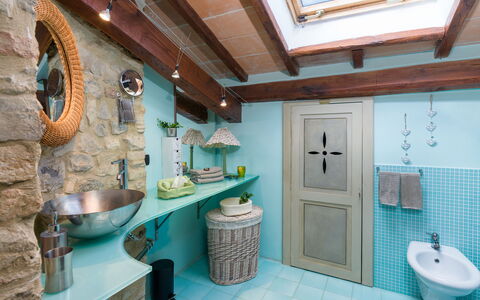 Capanna Al Lago: Interior Design, Idraulico Fixture, Parete, Bagno, Lavandino Del Bagno, Pavimentazione, Rubinetto, Lavello, Mobilia, Soffitto