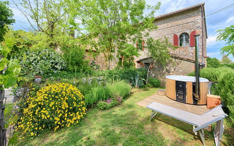 Podere Lorena, Charming Tuscan Farmhouse: Giardino, Arbusto, Lotto, Backyard, Prato, Cortile, Landscaping, Shade, Edifici Giardino, Struttura Esterna