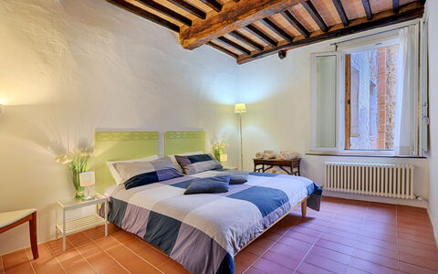 The Silent Courtyard Retreat: Spacious 2-Bedroom S: Interior Design, Parete, Letto, Camera Da Letto, Soffitto, Pavimentazione, Mobilia, Pavimento, Camera, Lenzuolo