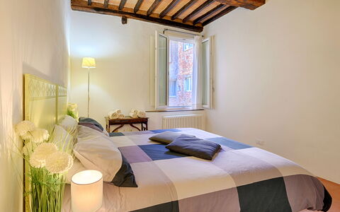 The Silent Courtyard Retreat: Spacious 2-Bedroom S: Interior Design, Legna, Camera Da Letto, Soffitto, Letto, Mobilia, Camera, Pavimentazione, Pavimento, Lenzuolo
