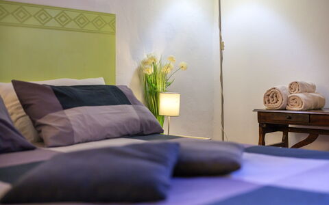 The Silent Courtyard Retreat: Spacious 2-Bedroom S: Letto, Mobilia, Camera Da Letto, Bedding, Interior Design, Lenzuolo, Biancheria, Camera, Pavimento, Tessile