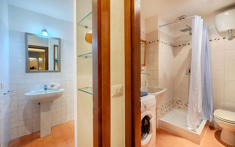 The Silent Courtyard Retreat: Spacious 2-Bedroom S: Pavimentazione, Pavimento, Idraulico Fixture, Bagno, Interior Design, Legna, Lavandino Del Bagno, Soffitto, Lavello, Camera