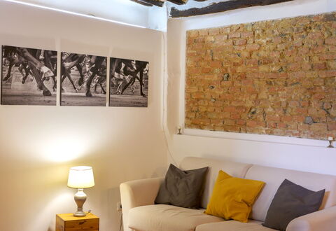 The Silent Courtyard Retreat: Spacious 2-Bedroom S: Parete, Interior Design, Mobilia, Pavimentazione, Camera, Casa, Pavimento, Soggiorno, Illuminazione, Divano