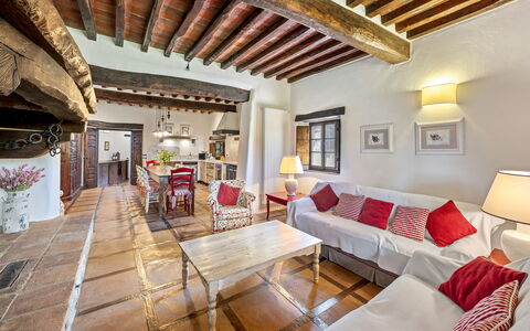 La Dimora del Chianti Dimora: Stunning Tuscan Ston: Pavimentazione, Pavimento, Mobilia, Interior Design, Soffitto, Soggiorno, Divano, Camera, Sedia