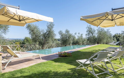 Villa del Mangia - Luxury Villa with Infinity Pool: Blu, Piscina, Mobili Da Esterno, Sedia, Lettino, Landscaping, Villa, Eco Hotel, Ricorrere, Piantagione