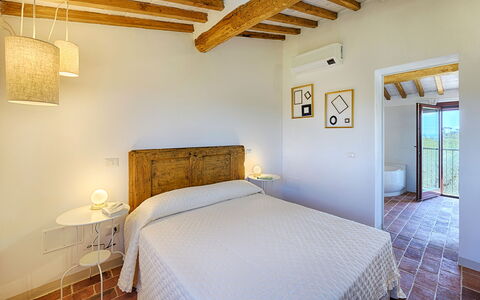 Marielena Authentic Chianti Retreat: Panoramic Vie: Parete, Interior Design, Camera Da Letto, Pavimentazione, Casa, Pavimento, Letto, Soffitto, Mobilia, Camera