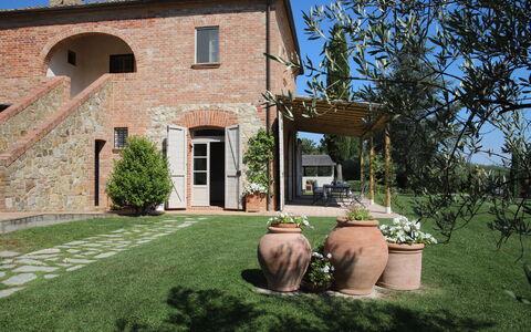 Villa Petrosa: Your Private Escape Overlooking the: Casa, Zona Residenziale, Arbusto, Casa, Giardino, Tetto, Estate, Brick, Porta, Agriturismo