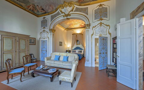 Elegant Suite: Florence Apartment with View on Med: Interior Design, Mobilia, Soffitto, Pavimentazione, Camera, Pavimento, Camera Da Letto, Sedia, Soggiorno, Modanatura