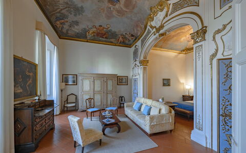 Elegant Suite: Florence Apartment with View on Med: Mobilia, Interior Design, Pavimentazione, Pavimento, Soffitto, Illuminazione, Camera, Soggiorno, Sedia, Cornice