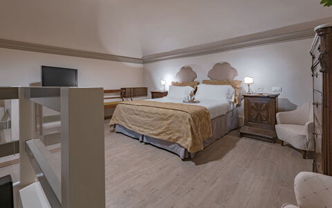 Elegant Suite: Florence Apartment with View on Med: Mobilia, Interior Design, Pavimentazione, Pavimento, Camera Da Letto, Letto, Soffitto, Illuminazione, Camera, Bedding