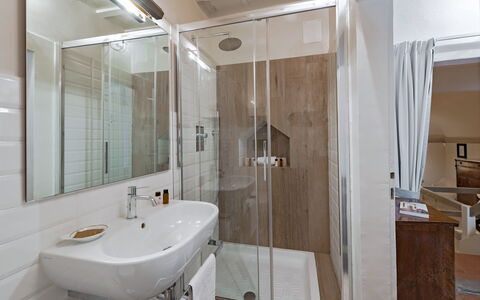 Elegant Suite: Florence Apartment with View on Med: Bagno, Idraulico Fixture, Interior Design, Pavimentazione, Pavimento, Lavello, Idraulico, Camera, Soffitto, Rubinetto