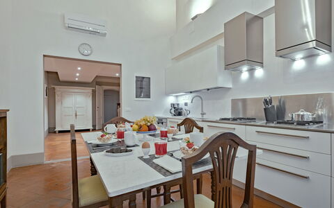 Elegant Suite: Florence Apartment with View on Med: Cucina, Interior Design, Elettrodomestico Da Cucina, Mobilia, Pavimentazione, Apparecchio Major, Controsoffitto, Soffitto, Elettrodomestico, Camera