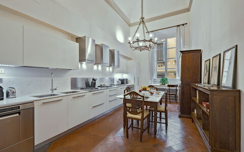 Elegant Suite: Florence Apartment with View on Med: Cucina, Pavimentazione, Interior Design, Legna, Mobilia, Controsoffitto, Soffitto, Elettrodomestico Da Cucina, Pavimento, Cabinetry