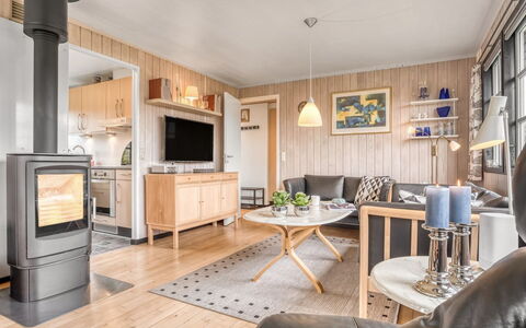 Thorir - 500M from the Sea: Mobilia, Pavimentazione, Interior Design, Legna, Pavimento, Soggiorno, Soffitto, Camera, Divano, Pavimento In Legno