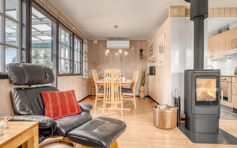Thorir - 500M from the Sea: Mobilia, Legna, Pavimentazione, Interior Design, Pavimento, Camera, Soggiorno, Pavimento In Legno, Sedia, Soffitto