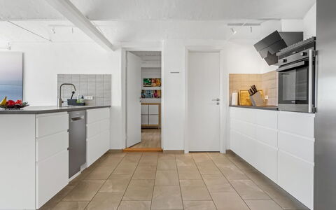 Ilsebeth - 400M from the Sea: Pavimentazione, Pavimento, Legna, Cucina, Interior Design, Apparecchio Major, Elettrodomestico Da Cucina, Cabinetry, Pavimento In Legno, Soffitto